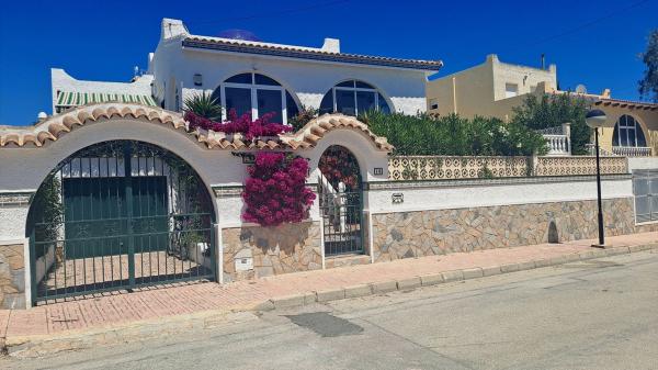 Частный шале на продаже в  Casa o chalet independiente en Dos Hermanas Blue Lagoon, Blue Lagoon - Galán, San Miguel de Salinas, Сан-Мигель-де-Салинас photo 3