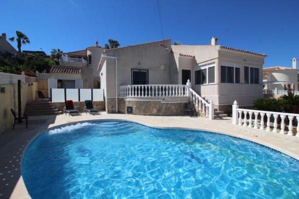 Частный шале на продаже в  Casa o chalet independiente en Calle León, Ciudad de las Comunicaciones, San Miguel de Salinas, Сан-Мигель-де-Салинас photo 1
