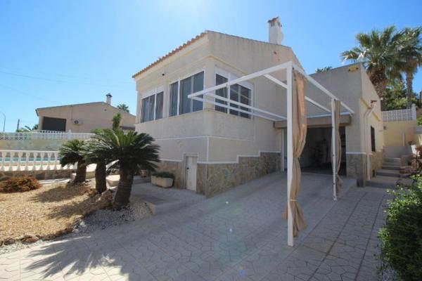 Частный шале на продаже в  Casa o chalet independiente en Calle León, Ciudad de las Comunicaciones, San Miguel de Salinas, Сан-Мигель-де-Салинас photo 2