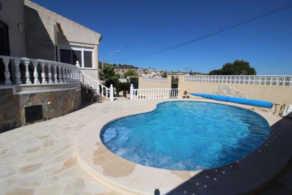 Частный шале на продаже в  Casa o chalet independiente en Calle León, Ciudad de las Comunicaciones, San Miguel de Salinas, Сан-Мигель-де-Салинас photo 3