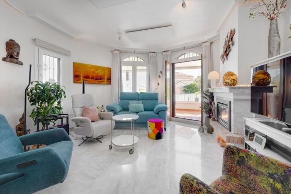 Четырехквартирный дом на продажу на  Chalet adosado en Aguirre Lo-ciudad Comunic, 5, La Cañada - Los Alcores, San Miguel de Salinas , Сан-Мигель-де-Салинас photo 4