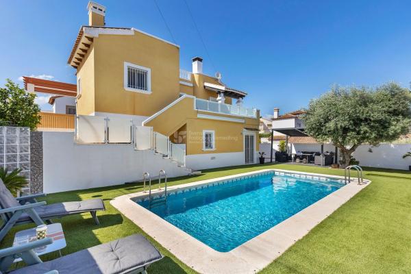 Частный шале на продаже в  Casa o chalet independiente en Calle Marbella, 68, Blue Lagoon - Galán, San Miguel de Salinas, Сан-Мигель-де-Салинас photo 2