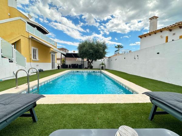 Частный шале на продаже в  Casa o chalet independiente en Calle Marbella, Blue Lagoon - Galán, San Miguel de Salinas, Сан-Мигель-де-Салинас photo 1