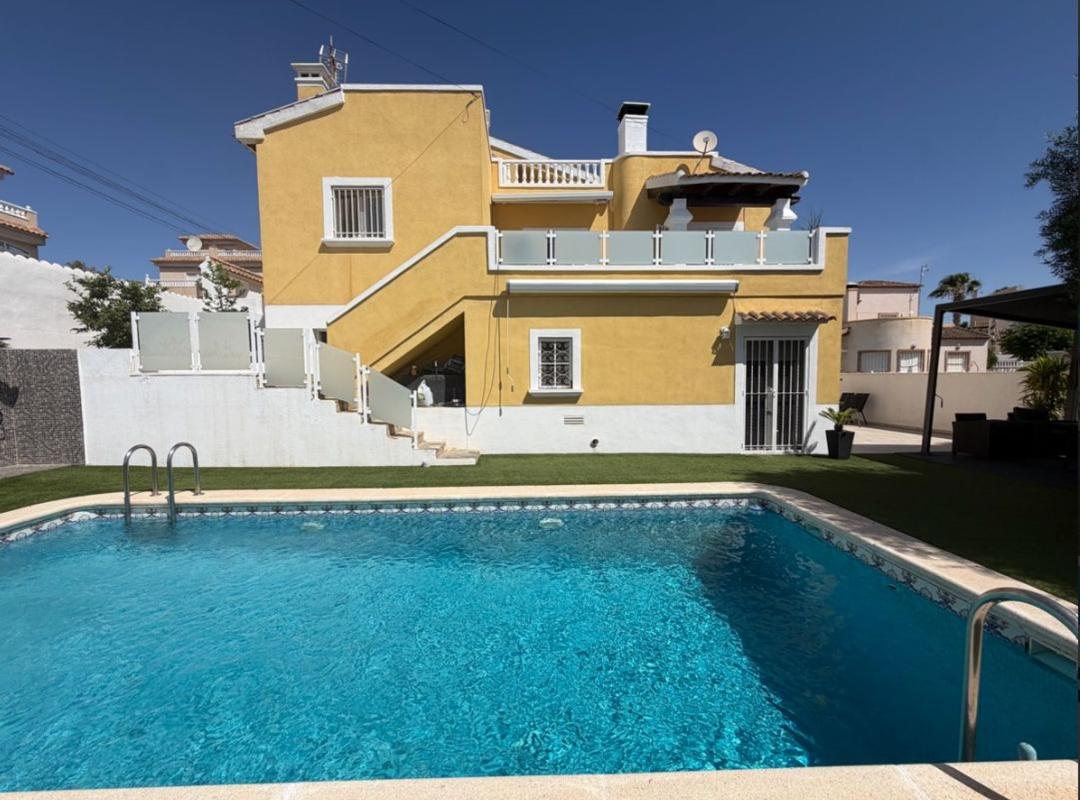 Sprzedaż niezależnego domku jednorodzinnego w  Casa o chalet independiente en Calle Marbella, Blue Lagoon - Galán, San Miguel de Salinas, San Miguel de Salinas photo 2