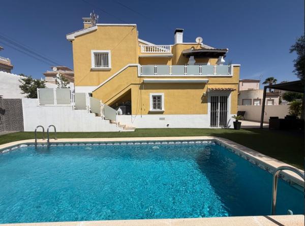 Частный шале на продаже в  Casa o chalet independiente en Calle Marbella, Blue Lagoon - Galán, San Miguel de Salinas, Сан-Мигель-де-Салинас photo 2