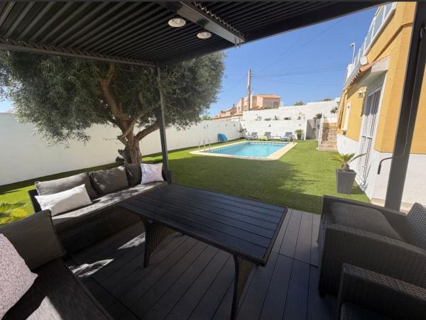 Частный шале на продаже в  Casa o chalet independiente en Calle Marbella, Blue Lagoon - Galán, San Miguel de Salinas, Сан-Мигель-де-Салинас photo 3