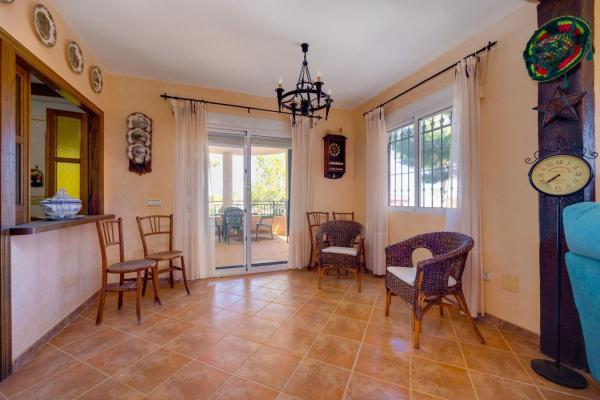 Частный шале на продаже в  Casa o chalet independiente en Ciudad de las Comunicaciones, San Miguel de Salinas, Сан-Мигель-де-Салинас photo 1