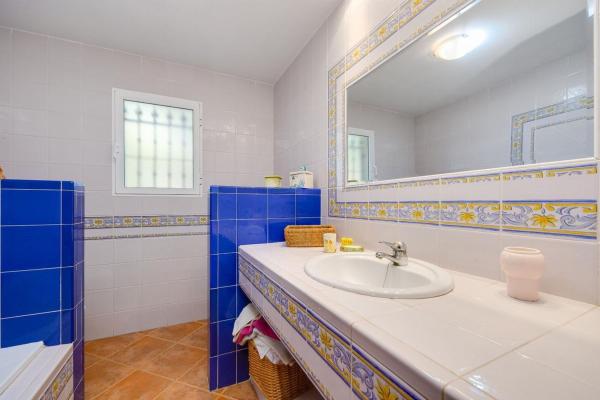 Частный шале на продаже в  Casa o chalet independiente en Ciudad de las Comunicaciones, San Miguel de Salinas, Сан-Мигель-де-Салинас photo 3