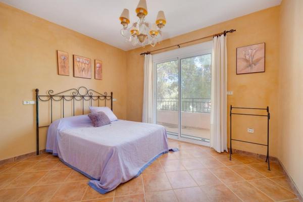 Частный шале на продаже в  Casa o chalet independiente en Ciudad de las Comunicaciones, San Miguel de Salinas, Сан-Мигель-де-Салинас photo 4