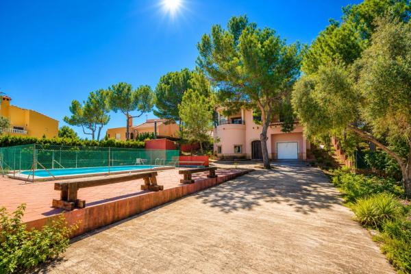 Частный шале на продаже в  Casa o chalet independiente en Calle Estocolmo, Ciudad de las Comunicaciones, San Miguel de Salinas, Сан-Мигель-де-Салинас photo 1