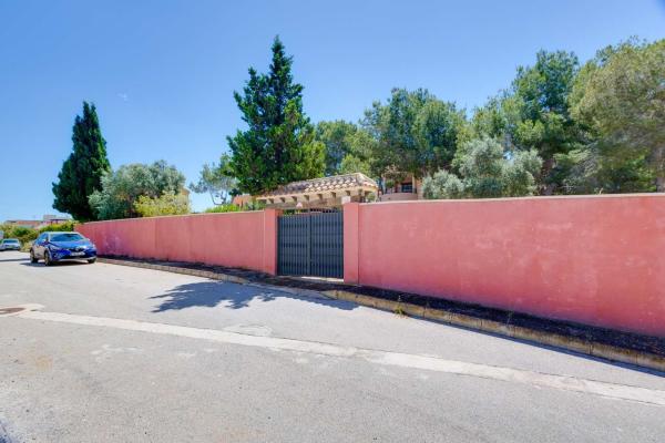 Частный шале на продаже в  Casa o chalet independiente en Calle Estocolmo, Ciudad de las Comunicaciones, San Miguel de Salinas, Сан-Мигель-де-Салинас photo 3