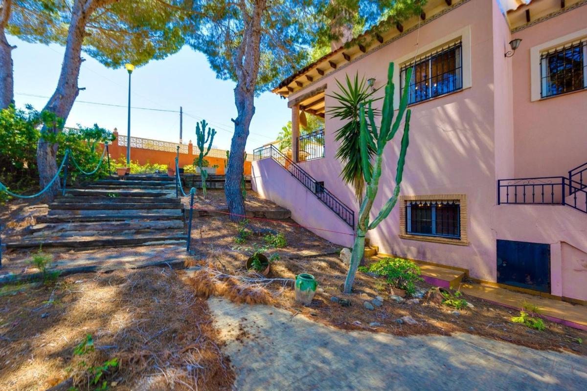 Продажа отдельного шале в  Casa o chalet independiente en Calle Estocolmo, Ciudad de las Comunicaciones, San Miguel de Salinas, Сан-Мигель-де-Салинас photo 2