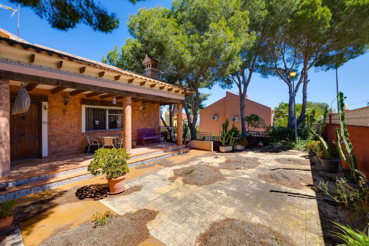 Продажа отдельного шале в  Casa o chalet independiente en Calle Estocolmo, Ciudad de las Comunicaciones, San Miguel de Salinas, Сан-Мигель-де-Салинас photo 3