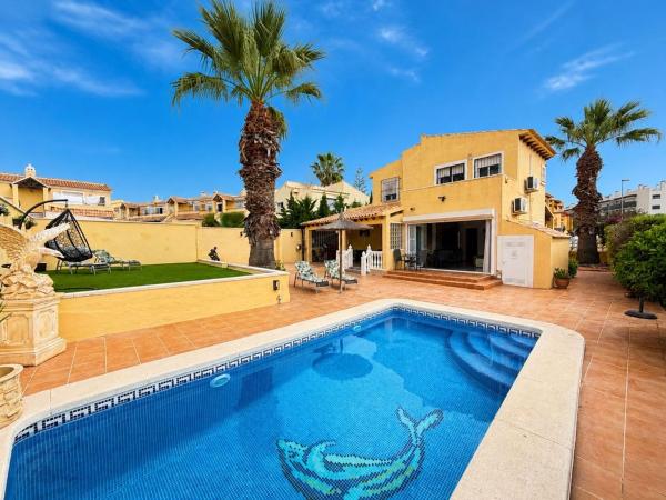 Частный шале на продаже в  Casa o chalet independiente en Blue Lagoon - Galán, San Miguel de Salinas, Сан-Мигель-де-Салинас photo 1