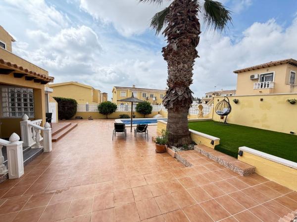 Частный шале на продаже в  Casa o chalet independiente en Blue Lagoon - Galán, San Miguel de Salinas, Сан-Мигель-де-Салинас photo 2