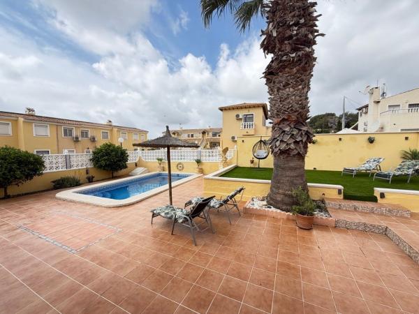 Частный шале на продаже в  Casa o chalet independiente en Blue Lagoon - Galán, San Miguel de Salinas, Сан-Мигель-де-Салинас photo 3
