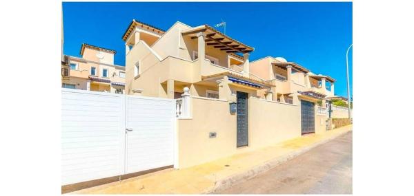 Частный шале на продаже в  Casa o chalet independiente en Blue Lagoon - Galán, San Miguel de Salinas, Сан-Мигель-де-Салинас photo 1