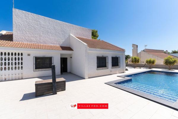 Частный шале на продаже в  Casa o chalet independiente en Calle Huesca, Ciudad de las Comunicaciones, San Miguel de Salinas, Сан-Мигель-де-Салинас photo 1