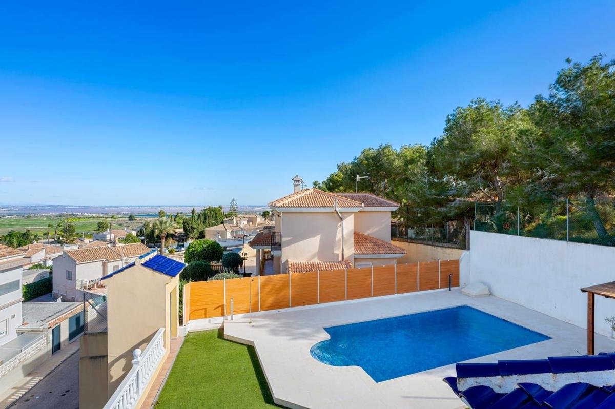 Sale of independent chalet in Casa o chalet independiente en Calle Noruega, Ciudad de las Comunicaciones, San Miguel de Salinas, San Miguel de Salinas
 photo 5