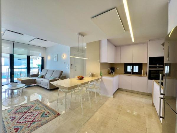 Частный шале на продаже в  Casa o chalet independiente en Calle los Marines, 70, La Cañada - Los Alcores, San Miguel de Salinas, Сан-Мигель-де-Салинас photo 4