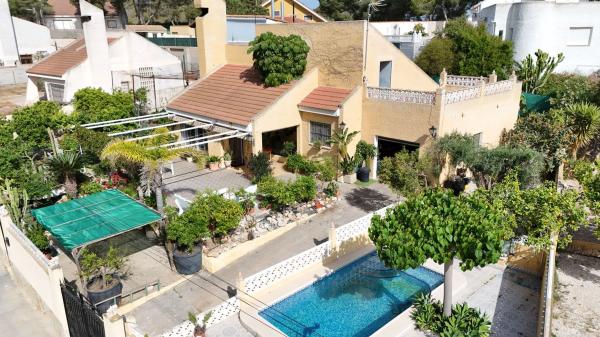 Частный шале на продаже в  Casa o chalet independiente en Calle Huesca s/n, Ciudad de las Comunicaciones, San Miguel de Salinas, Сан-Мигель-де-Салинас photo 1