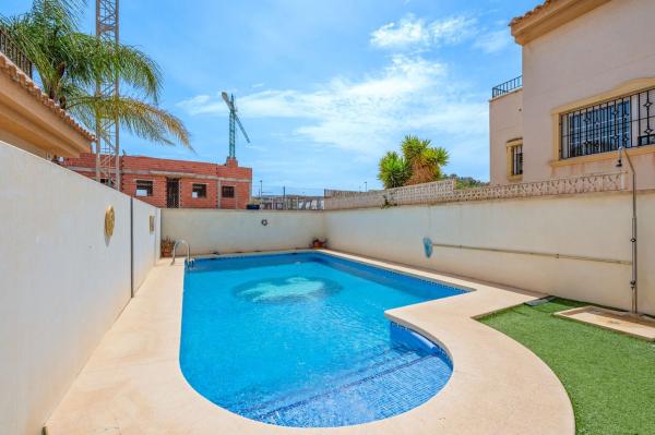 Четырехквартирный дом на продажу на  Chalet adosado en Calle la Castellana, 14, La Cañada - Los Alcores, San Miguel de Salinas , Сан-Мигель-де-Салинас photo 2