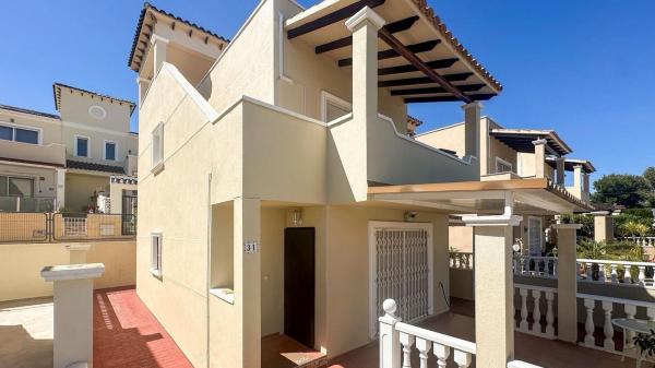 Частный шале на продаже в  Casa o chalet independiente en Blue Lagoon - Galán, San Miguel de Salinas, Сан-Мигель-де-Салинас photo 1