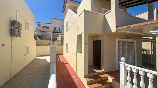 Частный шале на продаже в  Casa o chalet independiente en Blue Lagoon - Galán, San Miguel de Salinas, Сан-Мигель-де-Салинас photo 2