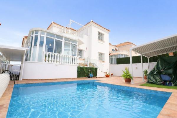 Частный шале на продаже в  Casa o chalet independiente en Blue Lagoon - Galán, San Miguel de Salinas, Сан-Мигель-де-Салинас photo 1