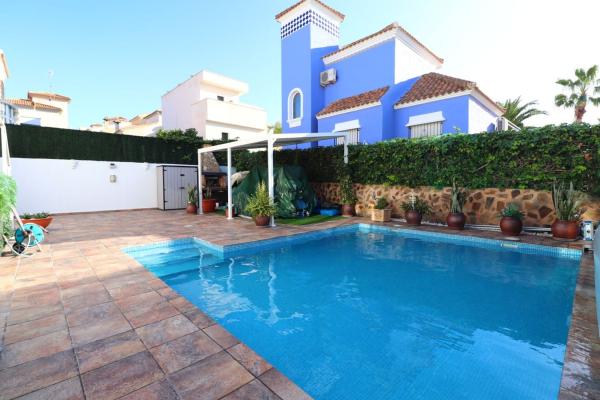 Частный шале на продаже в  Casa o chalet independiente en Blue Lagoon - Galán, San Miguel de Salinas, Сан-Мигель-де-Салинас photo 2