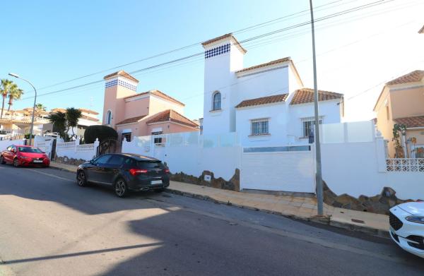 Частный шале на продаже в  Casa o chalet independiente en Blue Lagoon - Galán, San Miguel de Salinas, Сан-Мигель-де-Салинас photo 4