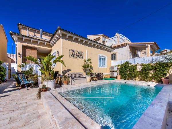 Частный шале на продаже в  Casa o chalet independiente en Calle Marbella, Blue Lagoon - Galán, San Miguel de Salinas, Сан-Мигель-де-Салинас photo 1