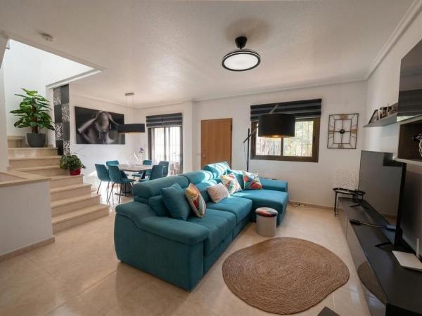 Четырехквартирный дом на продажу на  Chalet adosado en Calle la Almazarica, La Cañada - Los Alcores, San Miguel de Salinas , Сан-Мигель-де-Салинас photo 1