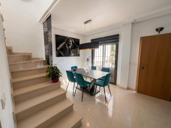 Четырехквартирный дом на продажу на  Chalet adosado en Calle la Almazarica, La Cañada - Los Alcores, San Miguel de Salinas , Сан-Мигель-де-Салинас photo 2