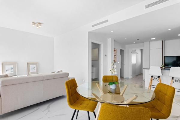 Четырехквартирный дом на продажу на Chalet adosado en Calle los Chirrines, La Cañada - Los Alcores, San Miguel de Salinas , Сан-Мигель-де-Салинас thumbnail 2