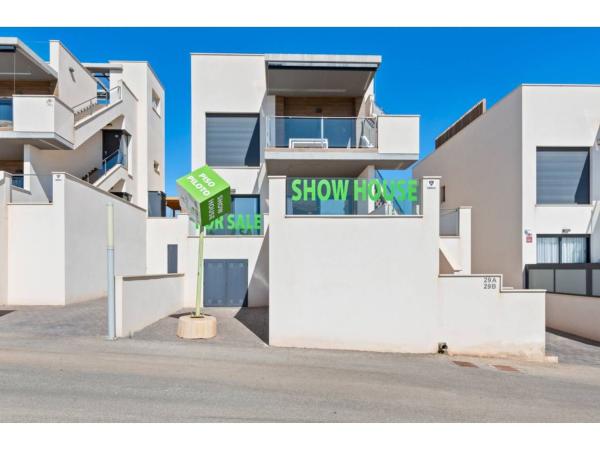 Частный шале на продаже в  Casa o chalet en Ciudad de las Comunicaciones, San Miguel de Salinas, Сан-Мигель-де-Салинас photo 2