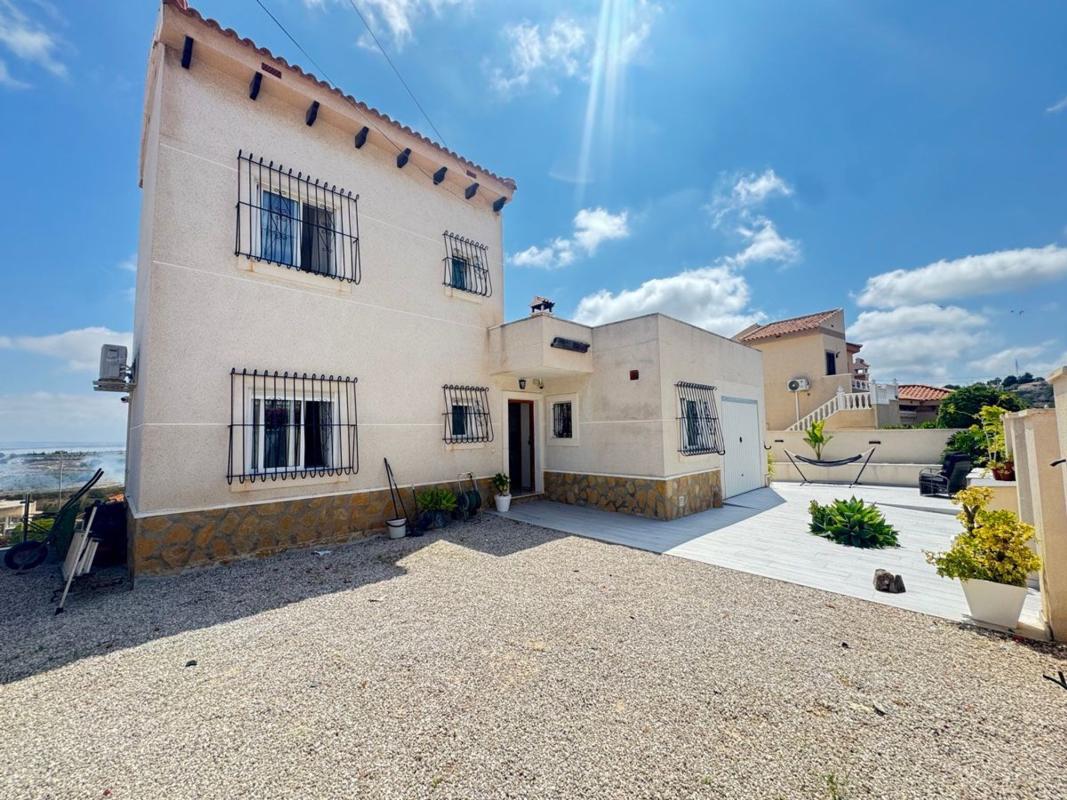 Sprzedaż niezależnego domku jednorodzinnego w Casa o chalet independiente en Ciudad de las Comunicaciones, San Miguel de Salinas, San Miguel de Salinas photo 2