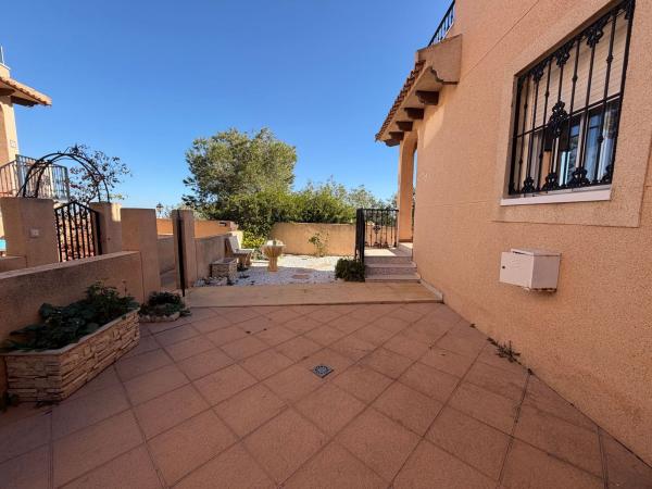 Четырехквартирный дом на продажу на Chalet adosado en Calle Aracena s/n, Blue Lagoon - Galán, San Miguel de Salinas , Сан-Мигель-де-Салинас thumbnail 2