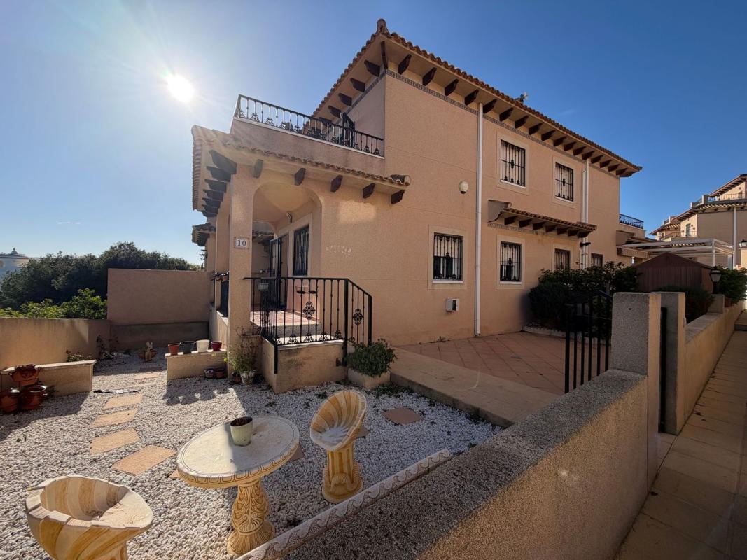 Продажа таунхауса в  Chalet adosado en Calle Aracena s/n, Blue Lagoon - Galán, San Miguel de Salinas , Сан-Мигель-де-Салинас photo 4