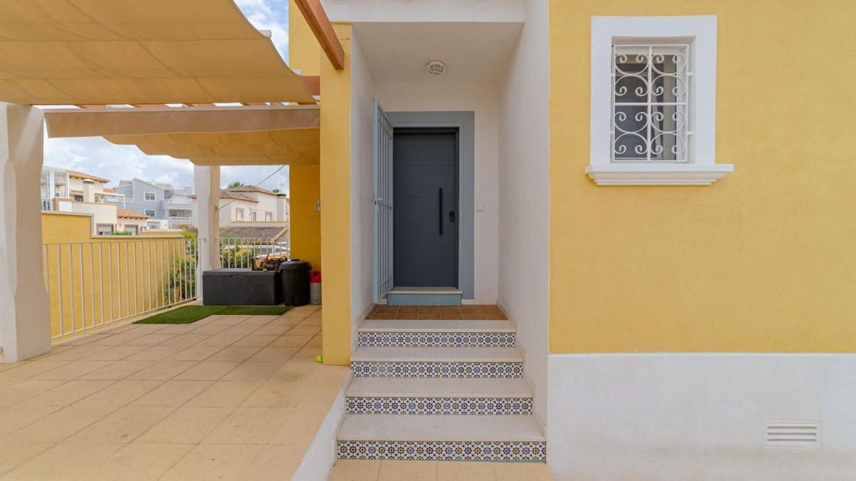 Sprzedaż niezależnego domku jednorodzinnego w Casa o chalet independiente en Calle Marbella, 68, Blue Lagoon - Galán, San Miguel de Salinas, San Miguel de Salinas photo 2