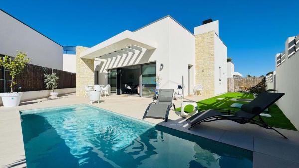 Chalet wolnostojący na sprzedaż w  Casa o chalet en Blue Lagoon - Galán, San Miguel de Salinas, San Miguel de Salinas photo 1