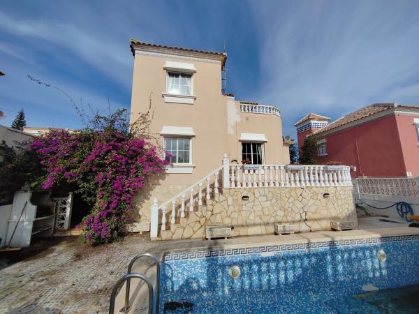 Частный шале на продаже в  Casa o chalet independiente en Calle Mijas, 22, Blue Lagoon - Galán, San Miguel de Salinas, Сан-Мигель-де-Салинас photo 1