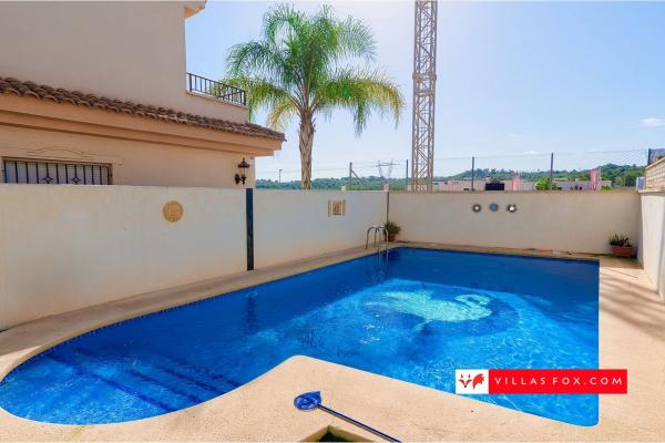 Четырехквартирный дом на продажу на  Chalet adosado en Calle la Castellana, La Cañada - Los Alcores, San Miguel de Salinas , Сан-Мигель-де-Салинас photo 3