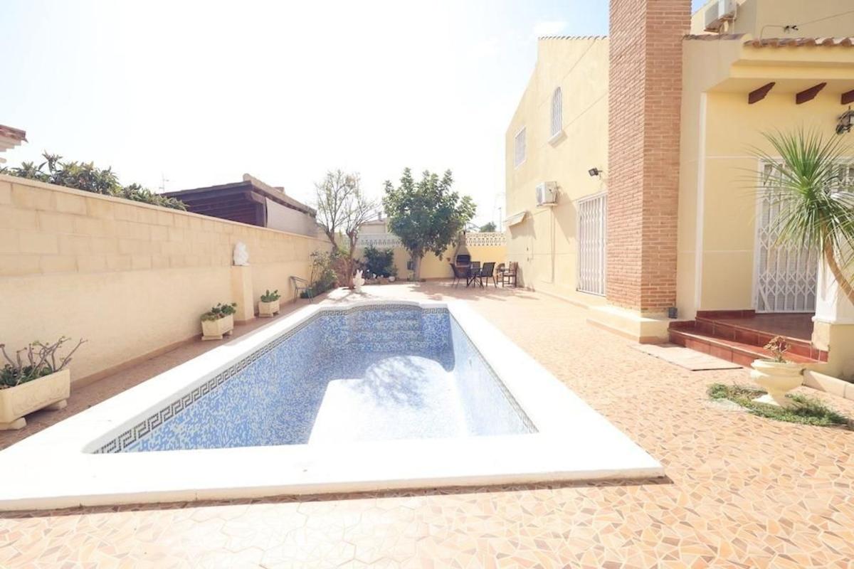 Sprzedaż niezależnego domku jednorodzinnego w Casa o chalet independiente en Blue Lagoon - Galán, San Miguel de Salinas, San Miguel de Salinas photo 1