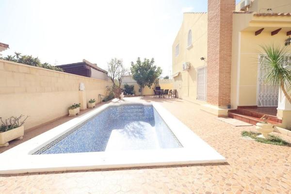 Chalet wolnostojący na sprzedaż w  Casa o chalet independiente en Blue Lagoon - Galán, San Miguel de Salinas, San Miguel de Salinas photo 1