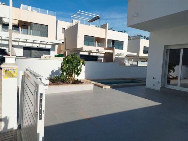 Chalet adosado en venta en Chalet adosado en Calle Romea, 20, Centro, San Miguel de Salinas , San Miguel de Salinas photo 1