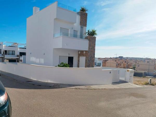 Chalet adosado en venta en Chalet adosado en Calle Romea, 20, Centro, San Miguel de Salinas , San Miguel de Salinas thumbnail 2