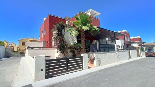 Частный шале на продаже в Casa o chalet en Calle Albatera, Algorfa, Алгорфа photo 1