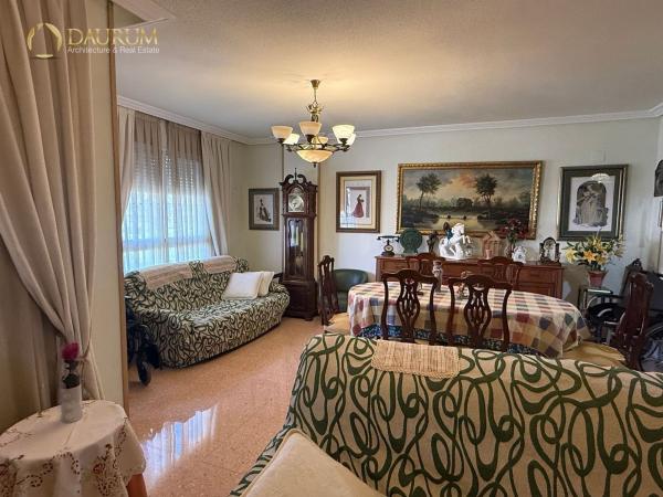 Sale of flat in Piso en Plaza d'Amèrica, Campoamor, Alicante / Alacant, Alicante
photo 1