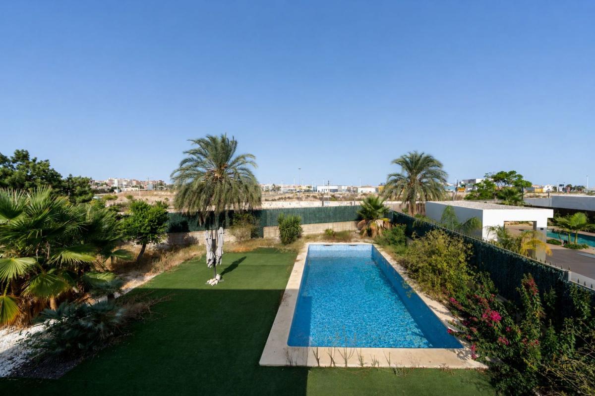 Продажа отдельного шале в  Casa o chalet independiente en Calle Reus, Algoda-Matola-Llano de San José, Elche / Elx, Эльче / Эльх photo 2